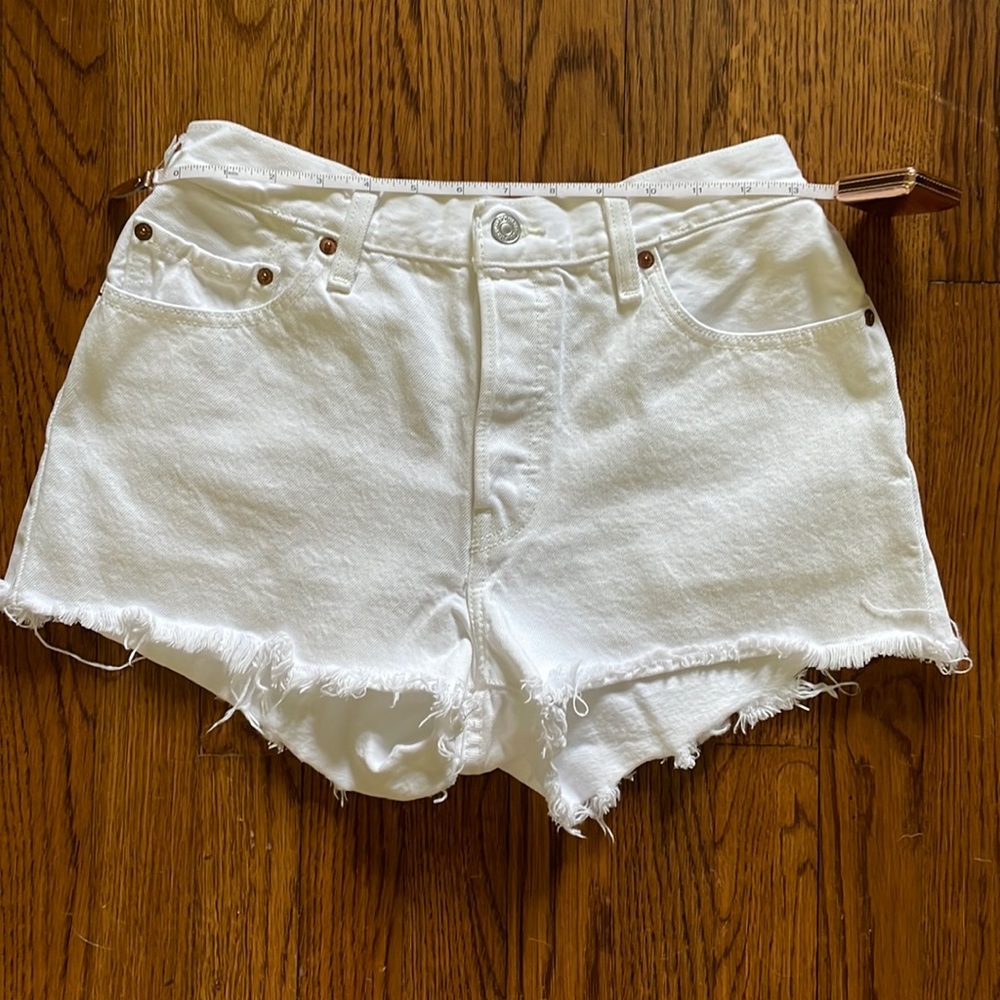 White Levi’s 501 cutoff shorts